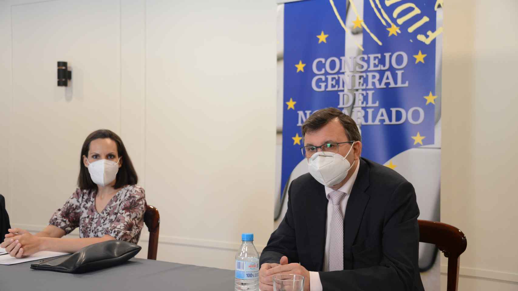 La portavoz del Consejo General del Notariado, Teresa Barea, y su presidente, José Ángel Martínez Sanchiz.