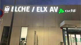4.750 euros: el cambio al  valenciano de la rotulación de la estación del AVE de Elche