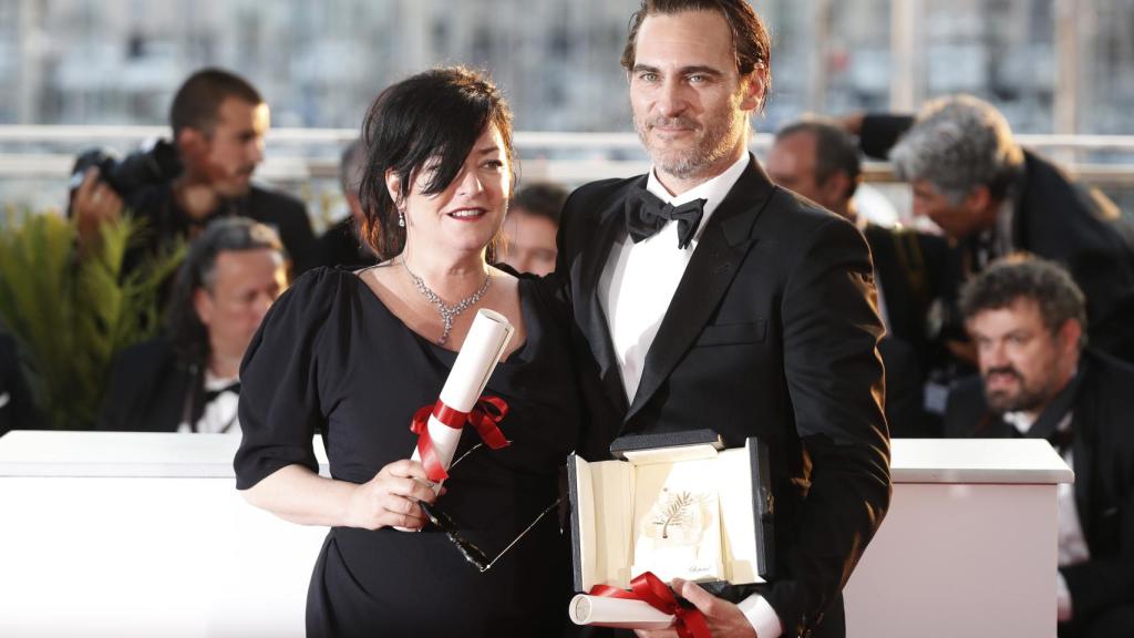 Lynne Ramsay y Joaquin Phoenix en la alfombra roja del Festival de Cannes.