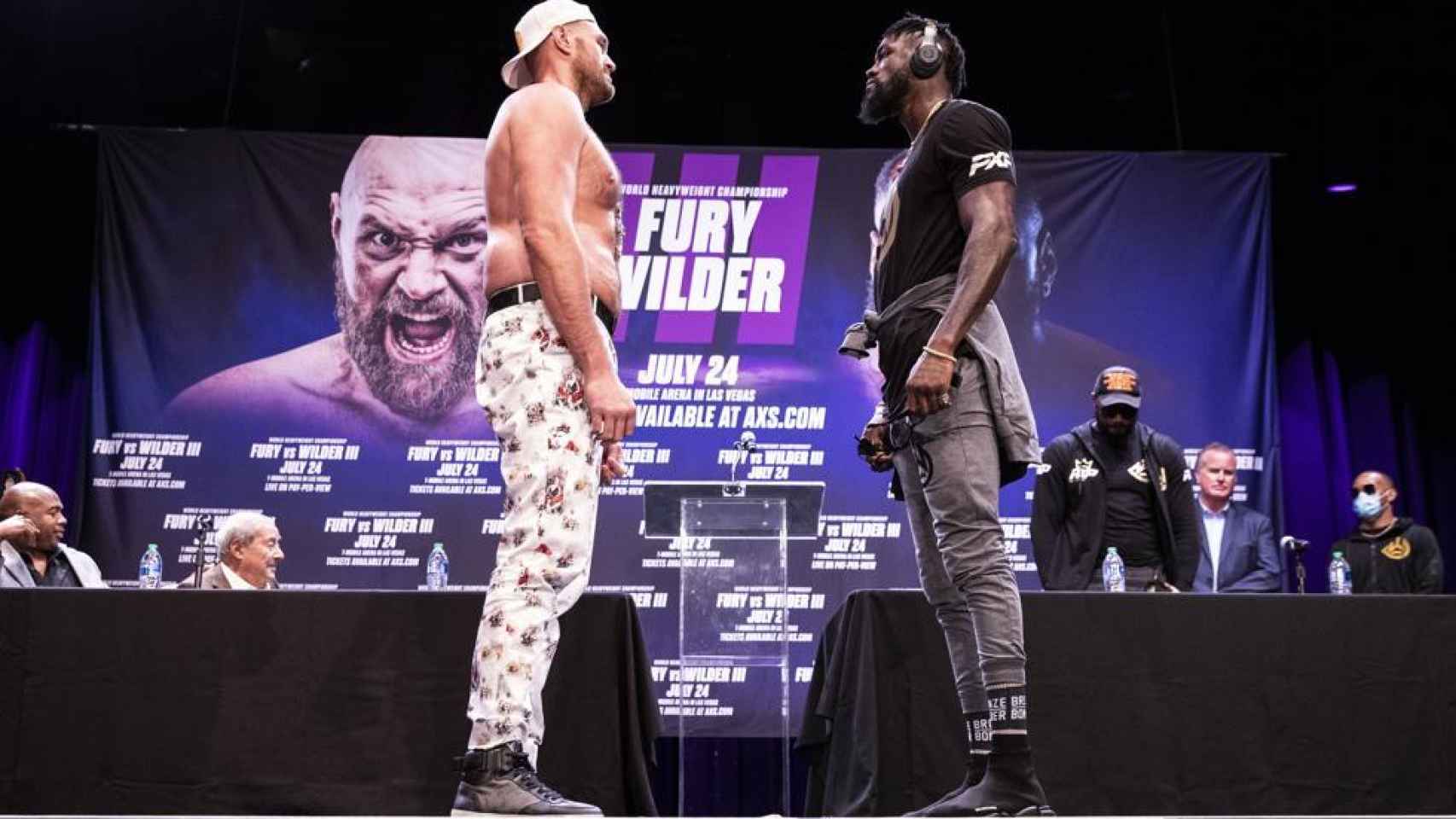 Tyson Fury y Deontay Wilder, durante el tenso cara a cara que mantuvieron en el Novo Theater de Los Angeles previo al combate que ambos protagonizarán el próximo 24 de julio en Las Vegas