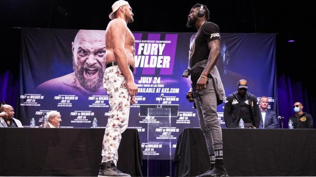 Tyson Fury y Deontay Wilder, durante el tenso cara a cara que mantuvieron en el Novo Theater de Los Angeles previo al combate que ambos protagonizarán el próximo 24 de julio en Las Vegas