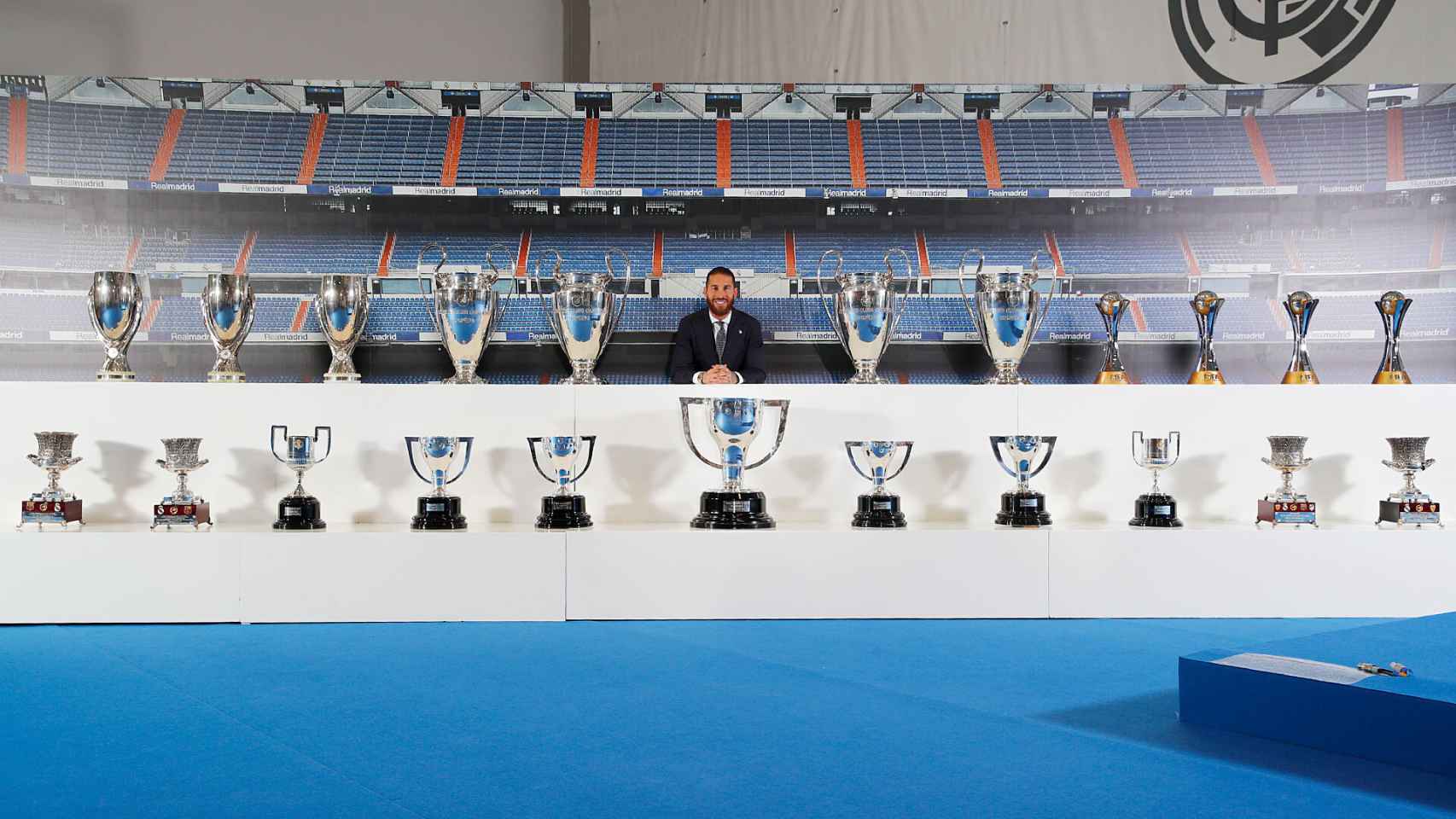 Sergio Ramos, posando con todos los trofeos que ha ganado con el Real Madrid
