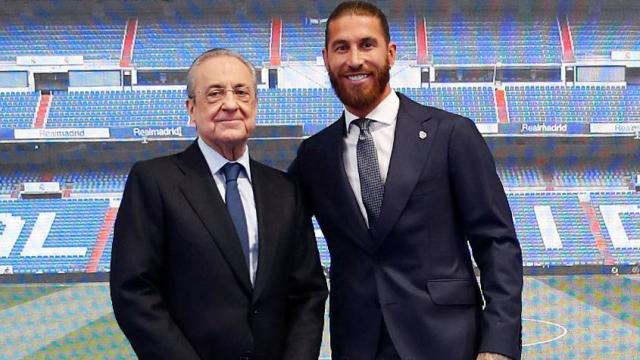 Florentino Pérez y Sergio Ramos, posando en el acto de despedida del Real Madrid