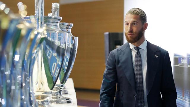 Sergio Ramos, junto a los trofeos de la 'Orejona' que ha ganado en el Real Madrid