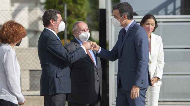 El presidente del Gobierno, Pedro Sánchez, saluda al líder de la CEOE, Antonio Garamendi, en Barcelona.