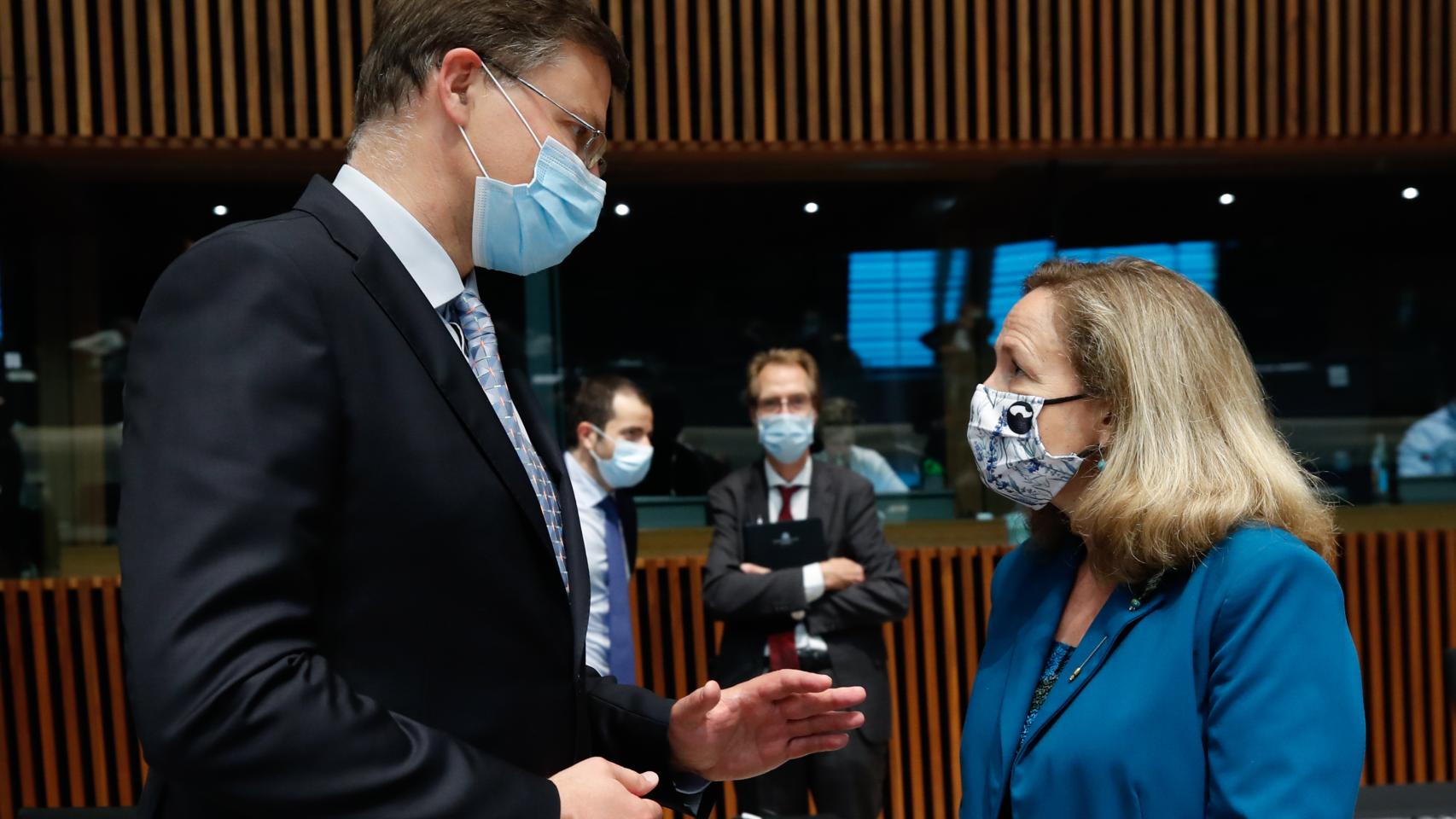 Nadia Calviño conversa con el vicepresidente de la Comisión, Valdis Dombrovskis, durante el Eurogrupo de este jueves