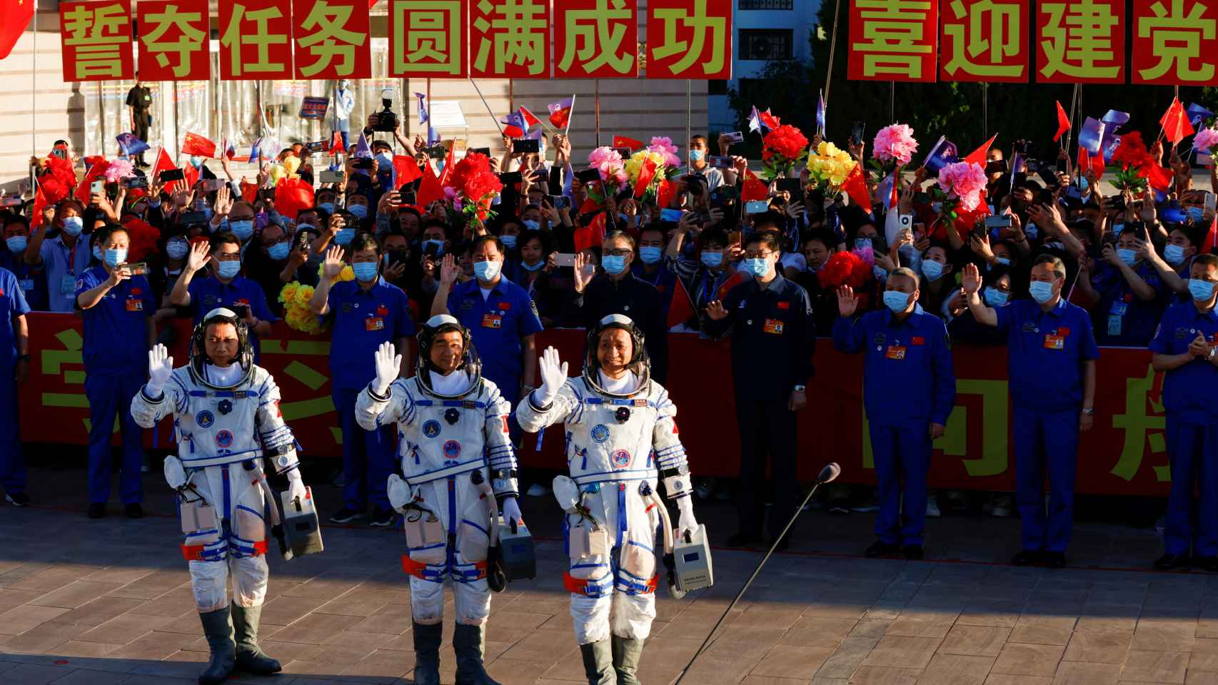Los tres astronautas chinos antes del lanzamiento.