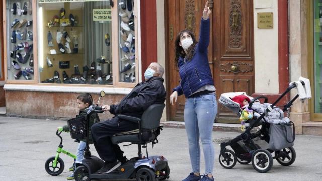 Una familia paseando.