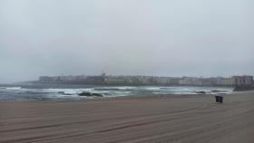 La playa de Riazor, en A Coruña, durante un día nublado.