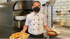 Luca, el dueño del Terra Mia, en el restaurante de A Coruña.