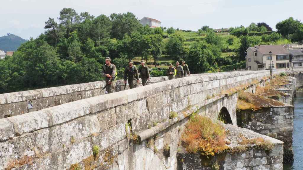Una de las patrullas a su paso por el puente de Ponte Sampaio (Soutomaior).