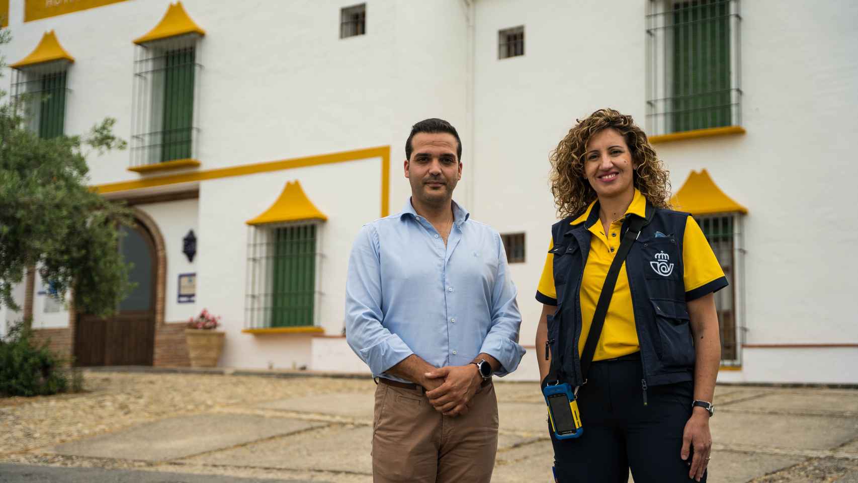 María del Mar Ramírez con Jorge Delgado, director del Caserío Iznájar.