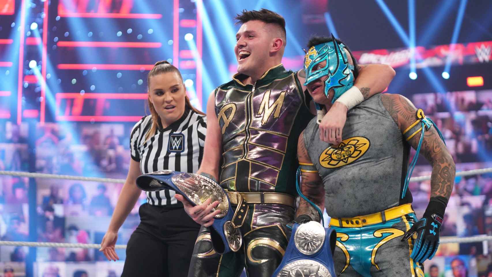 Dominik y Rey Mysterio, tras ganar el campeonato por parejas