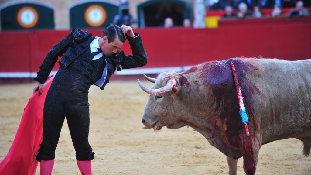 José Mari Manzanares ante el astado.