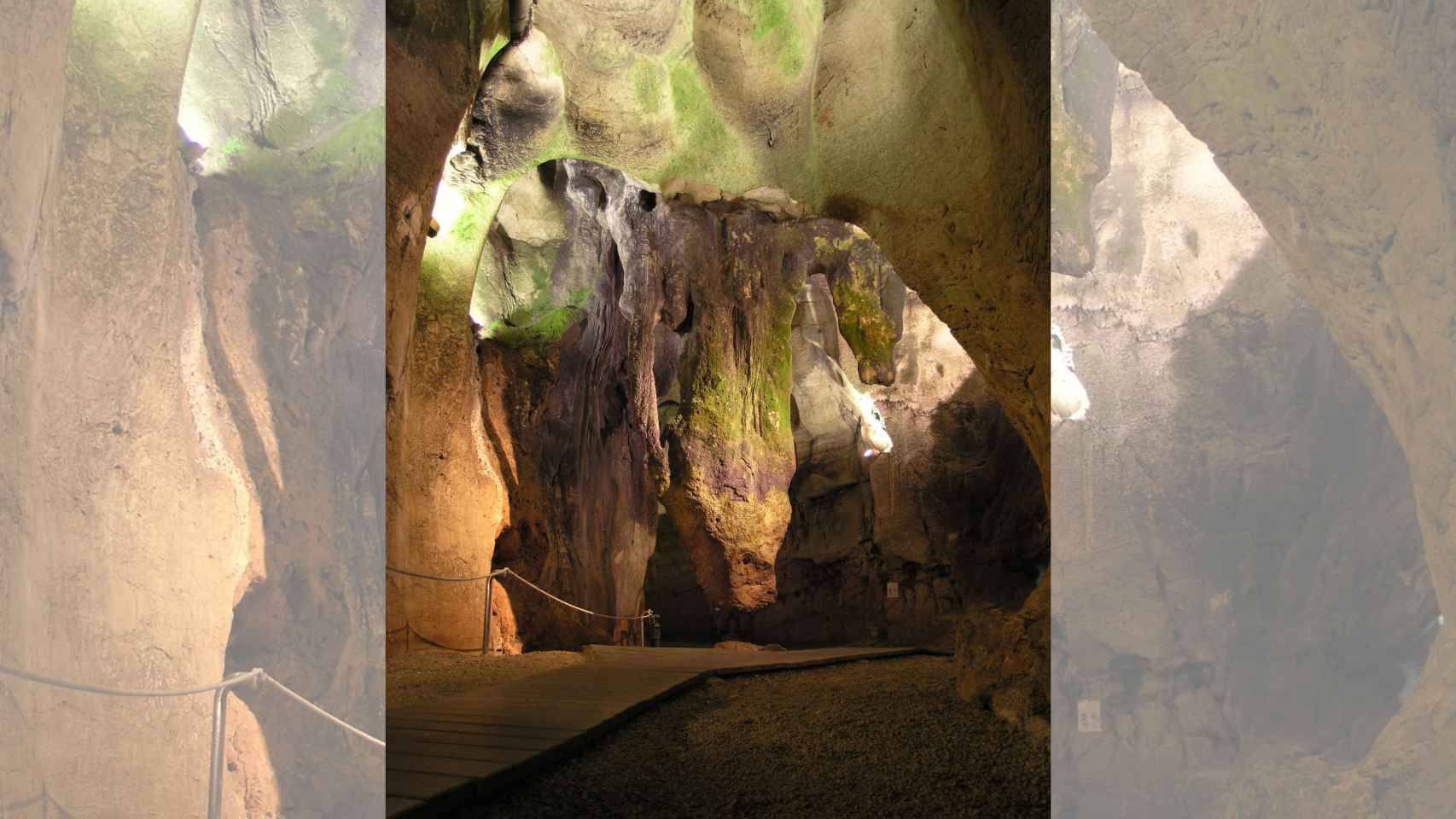 La Cueva de las Calaveras es una cavidad de más de 900 metros de longitud.