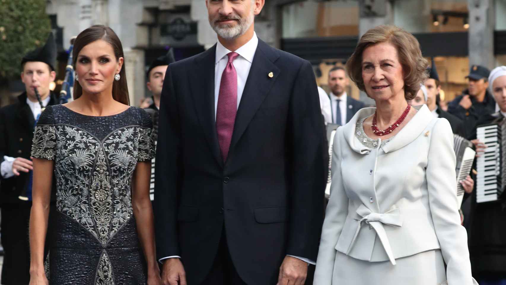 Los Reyes junto a la emérita Sofía en los Princesa de Asturias.