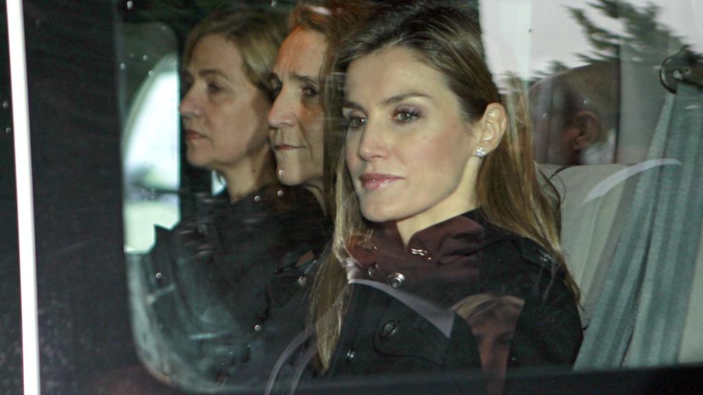 Letizia junto a las infantas Cristina y Elena en Grecia.