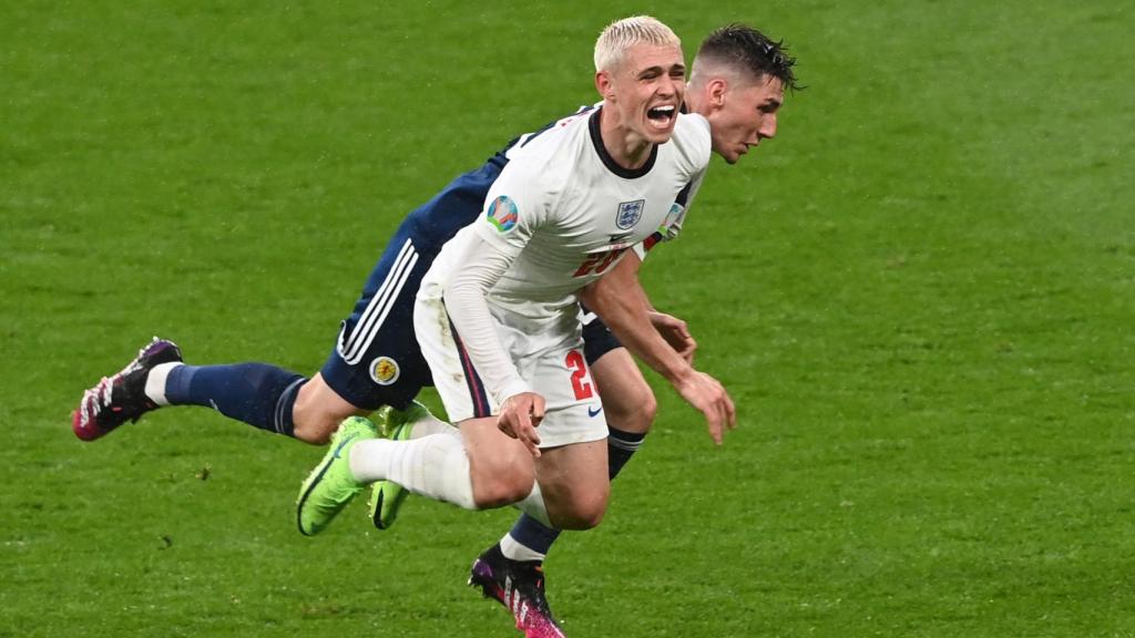 Foden pelea un balón en el Inglaterra - Escocia