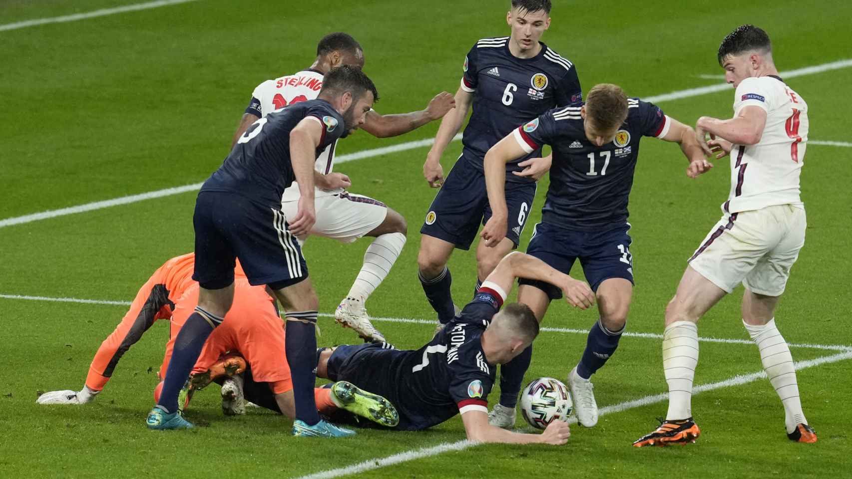 Inglaterra y Escocia pelean en la última jugada del partido en la Eurocopa