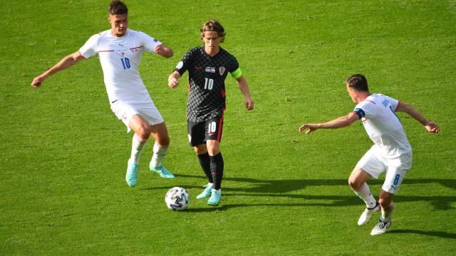 Modric aguanta un balón ante Schick