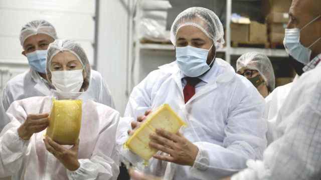 Paco Núñez y Ana Pastor en su visita este viernes a la fábrica de quesos Don Apolonio de la localidad ciudadrealeña de Malagón