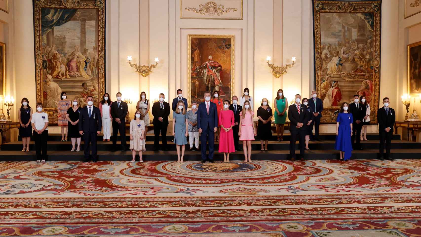 Los Reyes y sus hijas junto a los galardonados con las  condecoraciones de la Orden del Mérito Civil.