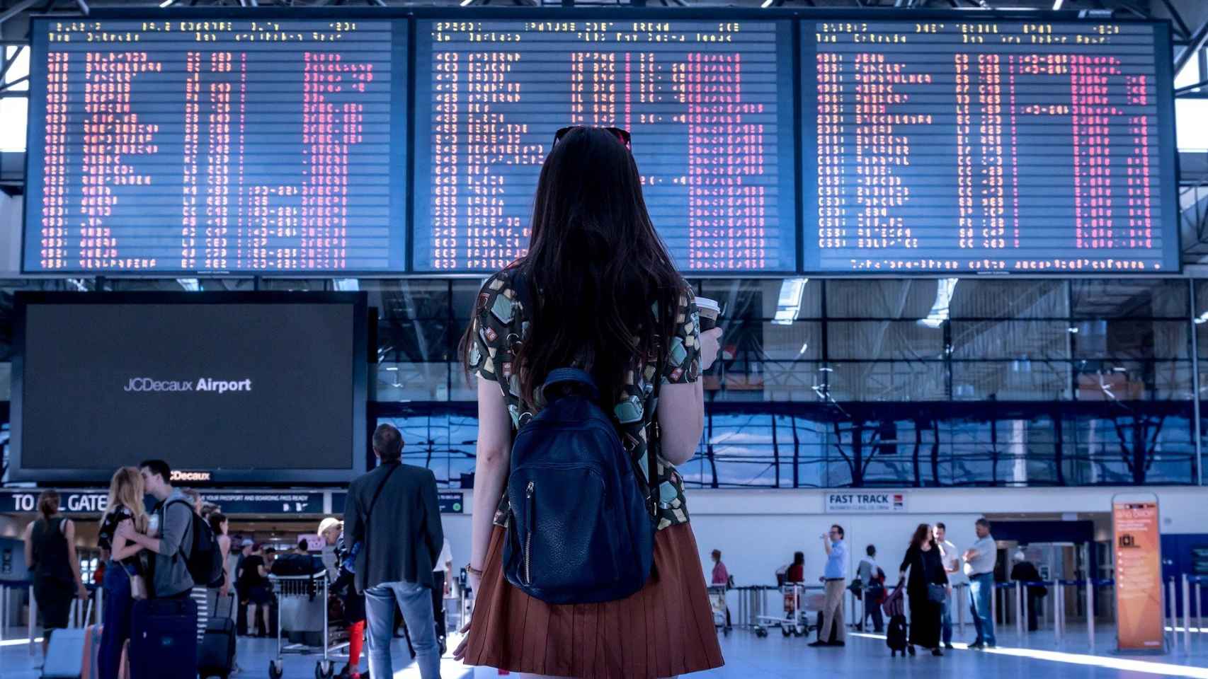 Una turista, frente al panel de destinos de un aeropuerto. FOTO: Pixabay.