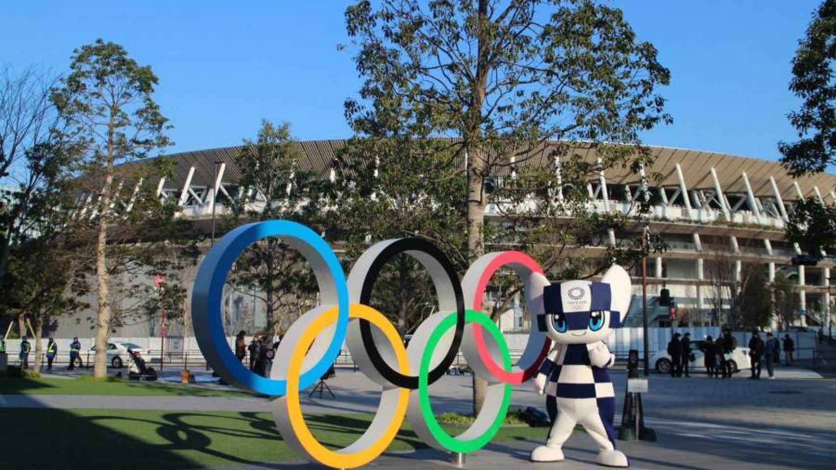 Mascota y estadio de los Juegos Olímpicos de Tokio.