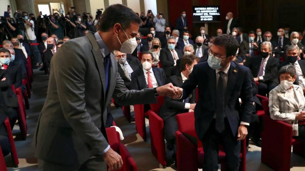 Pedro Sánchez y Pere Aragones se saludan durante un acto de Foment del Treball en Barcelona.