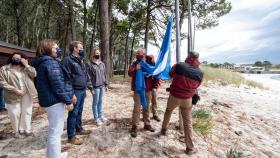 Feijóo iza la bandera azul en Rodas y reivindica Galicia como destino de calidad