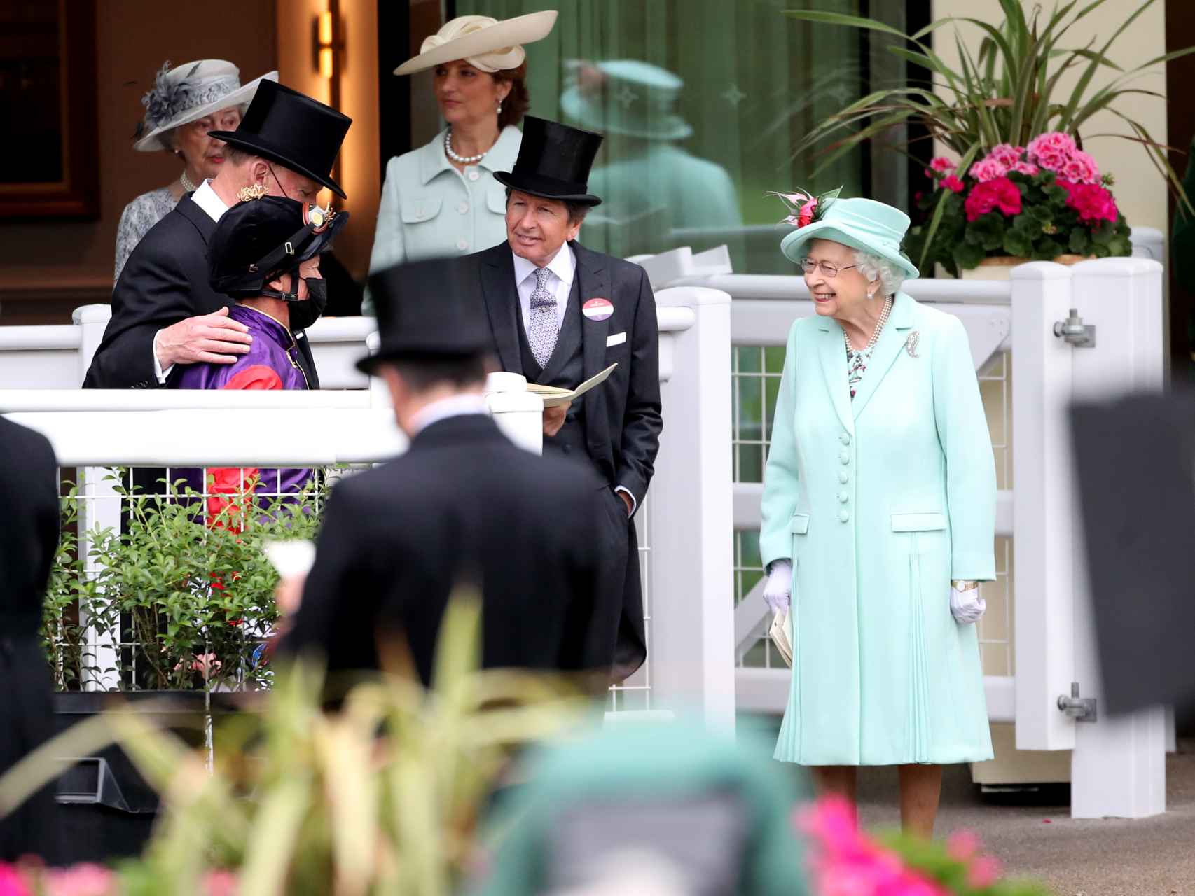 Isabel II, saludando a su llegada a las carreras de caballo Royal Ascot.