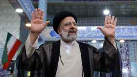 Ebrahim Raisí después de votar en las elecciones iraníes del viernes.