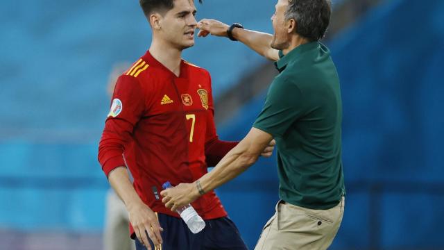 Álvaro Morata abraza a Luis Enrique tras marcar un gol a Polonia