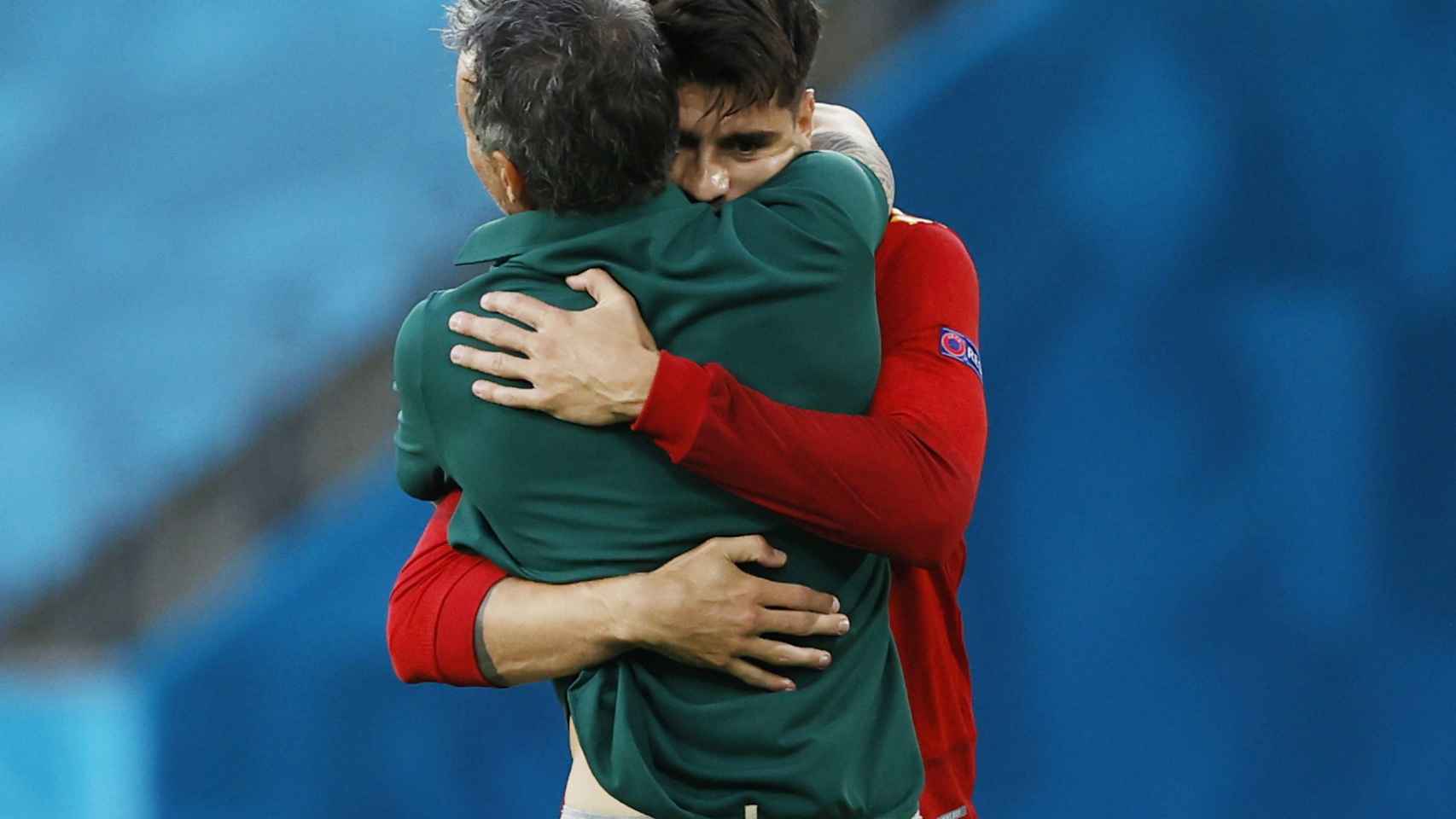 Álvaro Morata abraza a Luis Enrique tras marcar un gol a Polonia