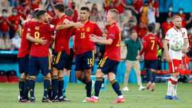 Los jugadores de la Selección celebran con Álvaro Morata su gol a Polonia