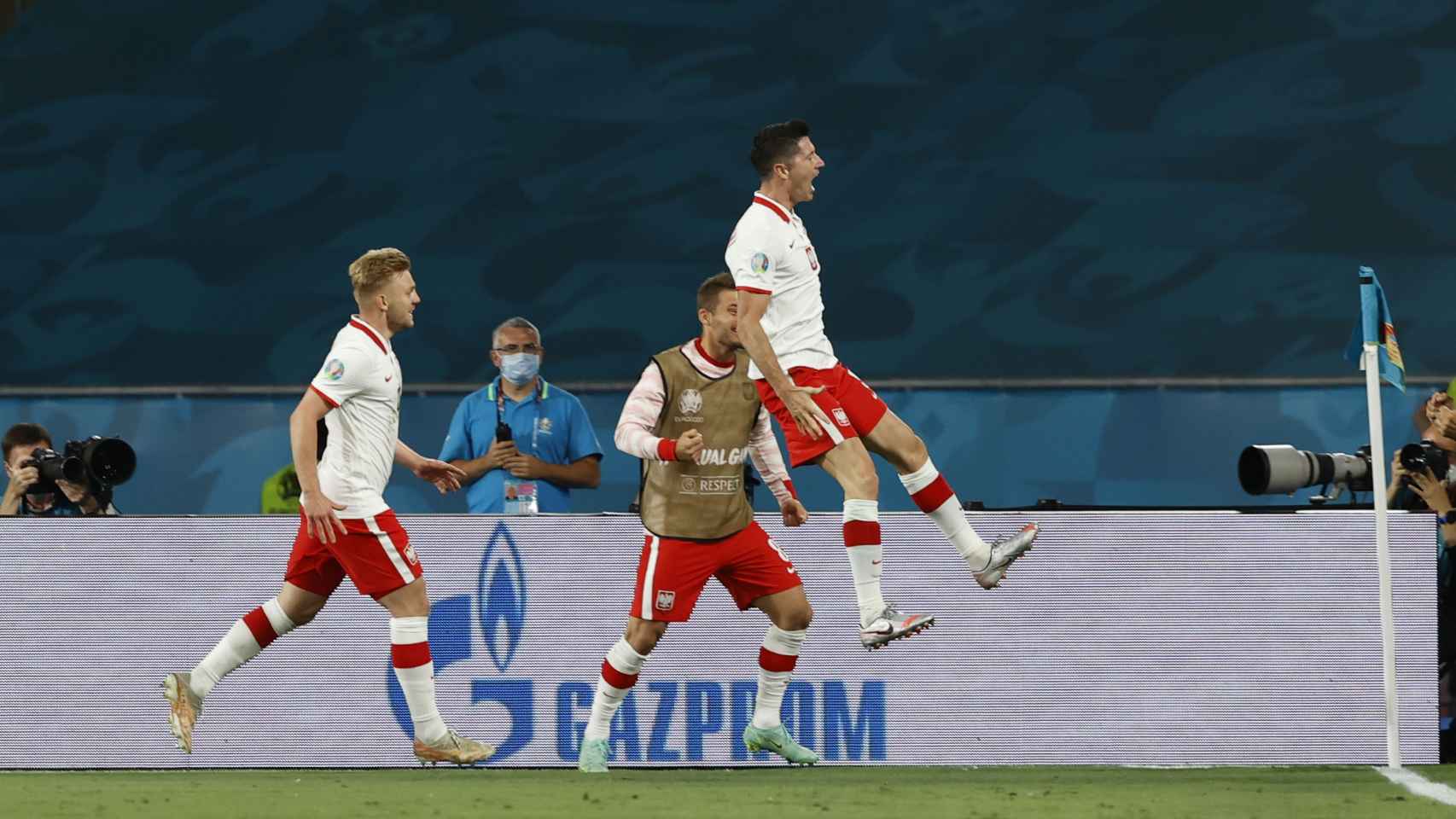 Robert Lewandowski celebra su gol a España
