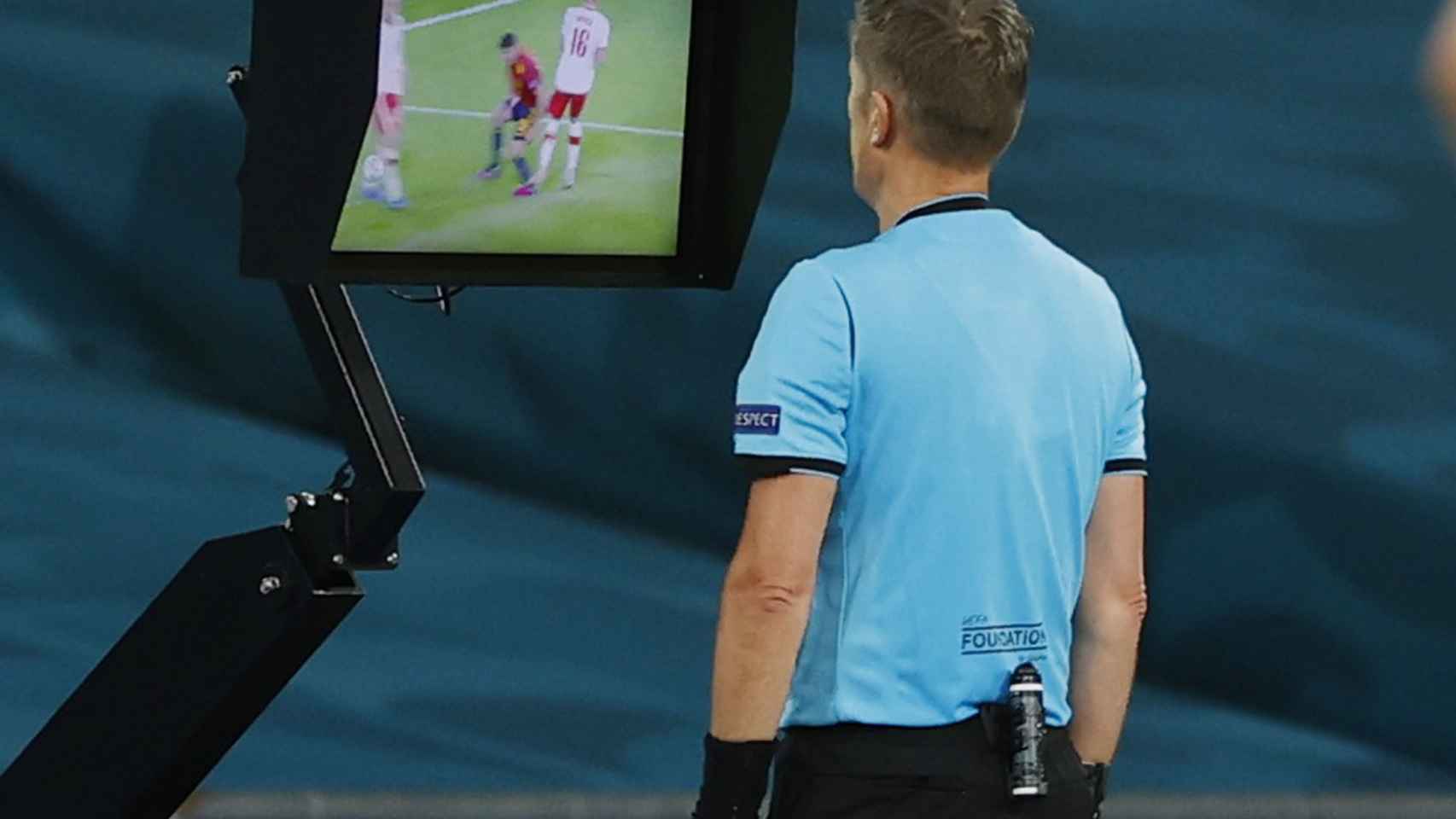 Daniele Orsato mira el penalti a Gerard Moreno en la pantalla del VAR