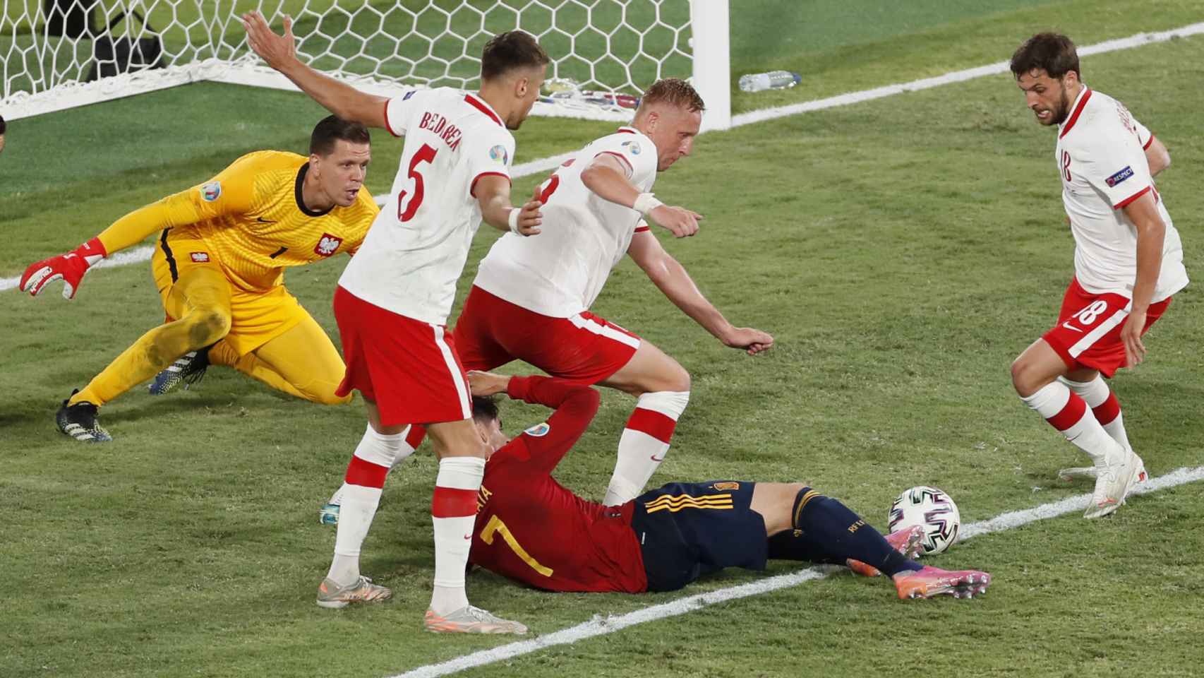 Álvaro Morata intenta rematar el balón desde el suelo