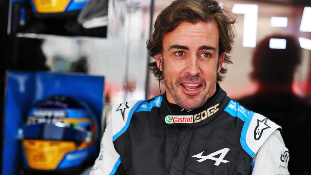 Fernando Alonso en el box de Alpine en Francia