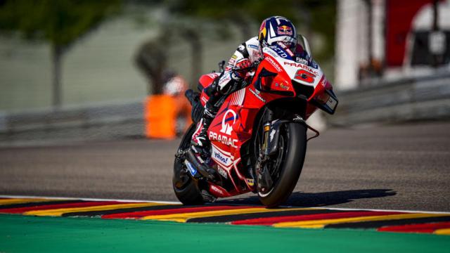 Johann Zarco traza un viraje en el circuito de Sachsenring, en el Gran Premio de Alemania.