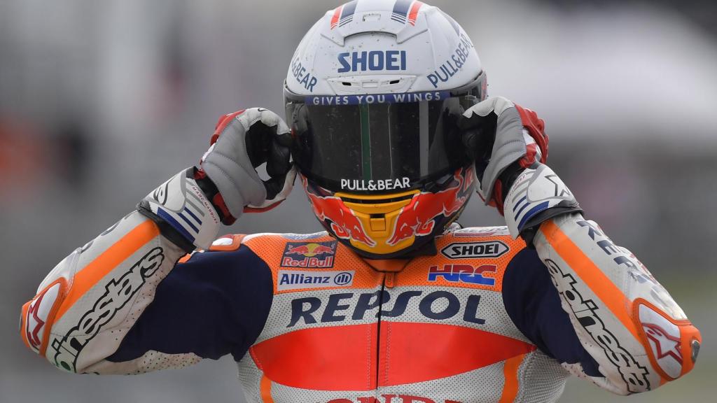 Marc Márquez se toca el casco