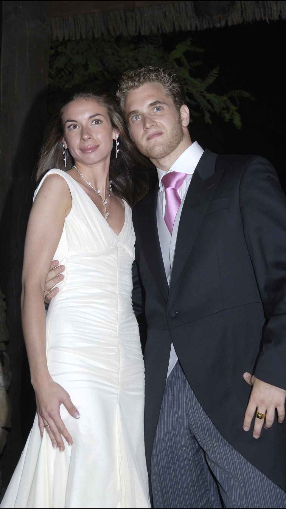 Alba Santana, vestida de Victorio & Lucchino, junto a su marido, Aviv Miron, el día de su boda.