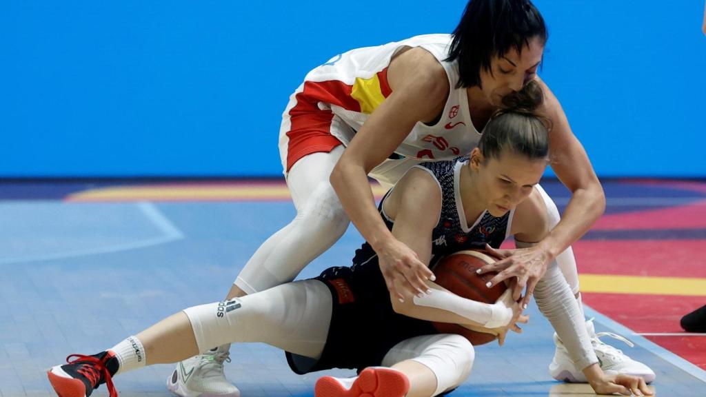 Cristina Ouviña, jugadora de España, pelea un balón ante Eslovaquia en el Eurobasket femenino