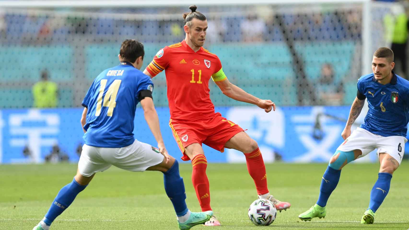 Gareth Bale juega un balón en el Italia - Gales