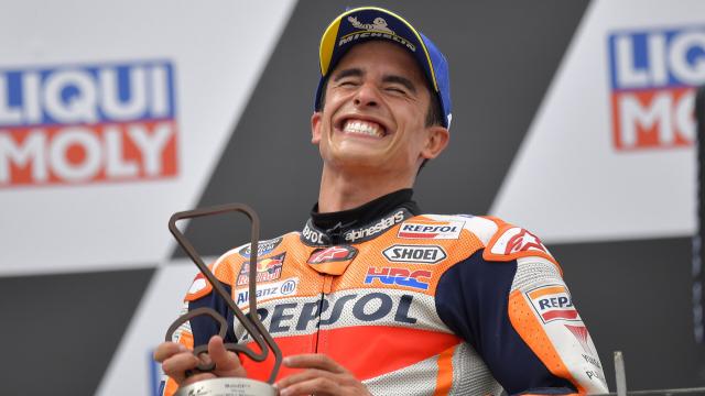 Marc Márquez celebra su victoria en el Gran Premio de Alemania, en el circuito de Sachsenring.