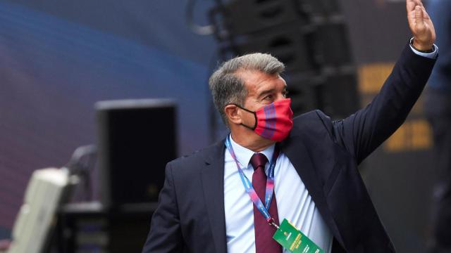 Saludo de Joan Laporta a su llegada a la Asamblea de Compromisarios del FC Barcelona de 2021