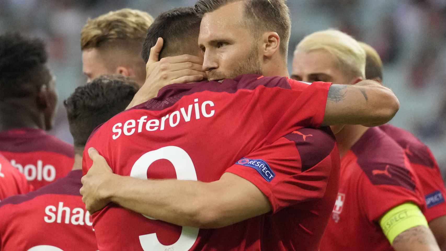 Haris Seferovic celebra su gol con Silvan Widmer para la selección de Suiza en la Eurocopa 2020