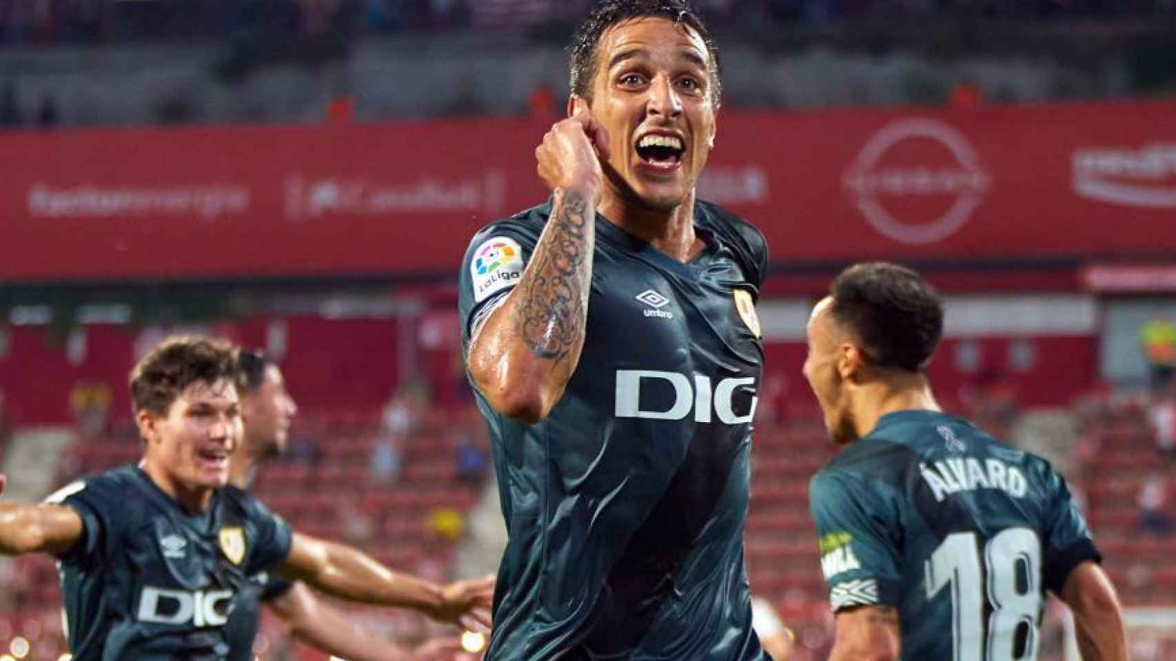 Óscar Trejo celebra un gol del Rayo Vallecano ante el Girona para el ascenso a Primera División