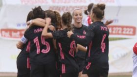 Las jugadoras del Real Madrid Femenino celebra un gol ante el Santa Teresa