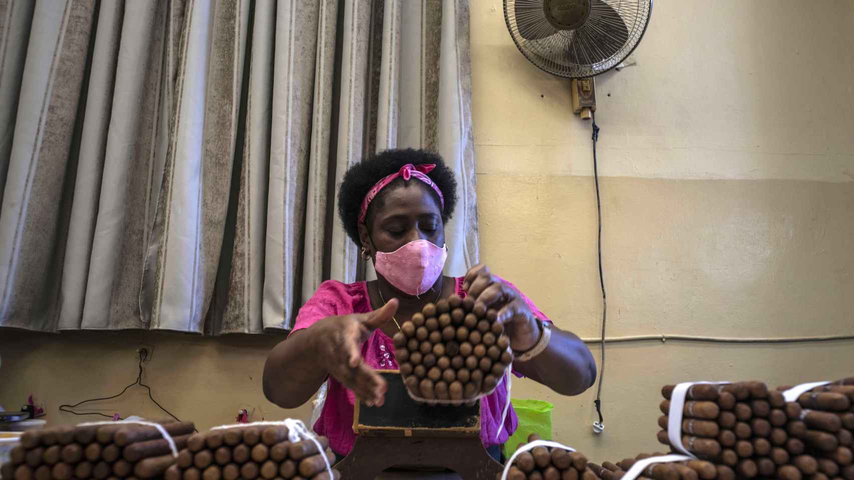 Una mujer ordena puros en una fábrica de La Habana, Cuba.